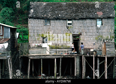 Ein Holzhaus auf Stelzen am Rand Wassers, Castro, Chile Stockfoto