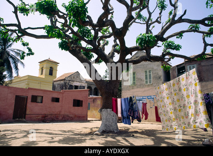 Wäsche hängt in ein kleines Quadrat auf Ile Goree, Dakar, Senegal Stockfoto