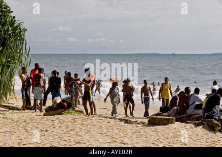 Eines der Hauptstrand in Libreville, Gabun, genossen von der lokalen Bevölkerung für Geselligkeit, Schwimmen, Sport und Entspannung Stockfoto