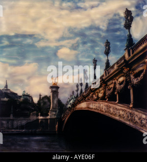 Seitenansicht der Pont Alexandre III in Paris mit extremen Perspektivansicht mit Brücke Detail, blauer Himmel und flauschige weiße Wolken Stockfoto