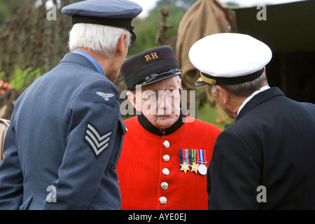 Chelsea-Rentner im Gespräch mit bewaffneten Sevices Offiziere auf WWII Reenactment Veranstaltung Stockfoto