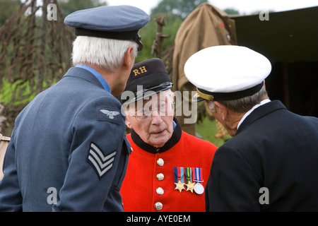 Chelsea-Rentner im Gespräch mit bewaffneten Sevices Offiziere auf WWII Reenactment Veranstaltung Stockfoto