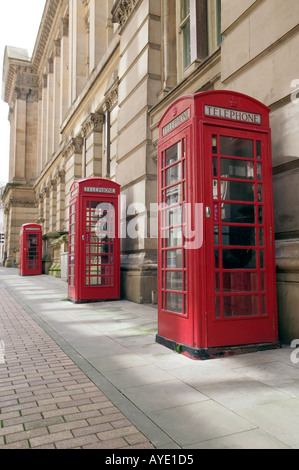 Drei K6 standard rote Telefonzellen an der Birmingham City Council Gebäude in Birmingham City centre UK Stockfoto