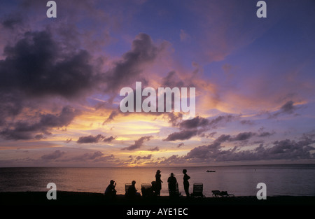 Eine Gruppe von Frauen beobachten Sie den Sonnenuntergang vom Strand in St Lucia Westindien Stockfoto