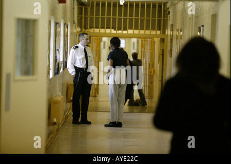 Ein Gefängnis Offizier plaudert, ein Insasse im Brockhill Frauen s Gefängnis in Redditch, Worcestershire UK Stockfoto