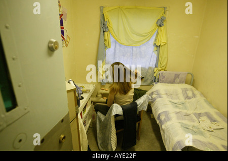 Eine weibliche Gefangene, Bürsten ihr Haar in ihrer Zelle im Brockhill Frauen s Gefängnis in Redditch, Worcestershire UK Feb 2004 Stockfoto