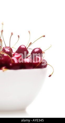 Kirschen in Schüssel weiß Stockfoto