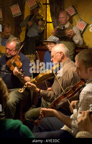 dh Scottish Folk Festival STROMNESS ORKNEY SCHOTTLAND Musiker spielen Musik In Pub-Spieler Geige Spieler Geiger Stockfoto