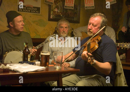 dh Scottish Folk Festival STROMNESS PUB ORKNEY SCHOTTLAND Musiker spielen Musik spielt Geige Spieler in Pub Fiddler Musiker Männer