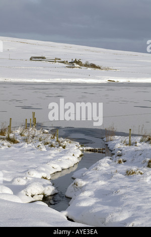 dh Kirbister Loch ORPHIR ORKNEY gefroren NOSW Reservoir weißen Schnee zu verbrennen, Bauernhof und Ferienhaus Stockfoto