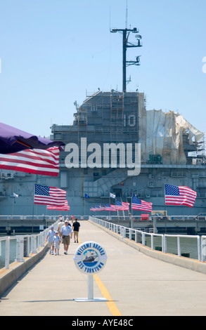 Touristen besuchen den historischen Flugzeugträger USS Yorktown am Patriots Point in Charleston, South Carolina, USA. Stockfoto
