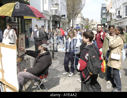 Streetart-Künstler malt das Porträt in der Fahrspuren Bezirk von Brighton Stockfoto