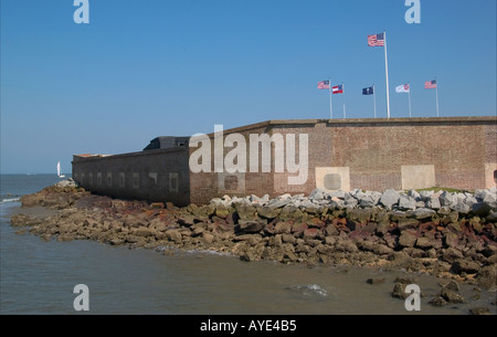 Historisches Backsteingebäude mit amerikanischen Fahnen am Fort Sumter National Monument, Charleston Harbor, South Carolina, USA. Stockfoto