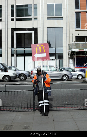 ein Mann mit einem Schild, was McDonalds 04 04 2008 Foto von Kate Jones Stockfoto