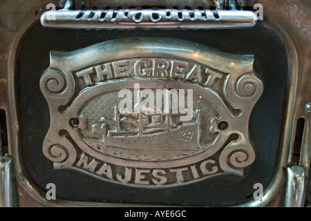 Reich verzierte Frontplatte von einem antiken hölzernen brennenden Küche aus Gusseisen Ofen Stockfoto