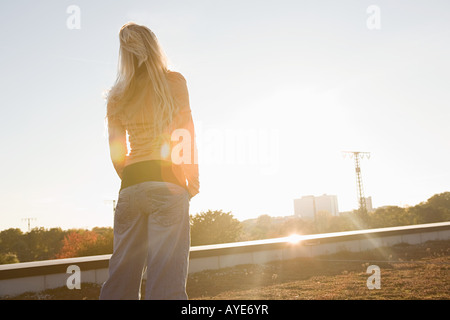 Junge Frau auf der Suche nach der Sonne Stockfoto