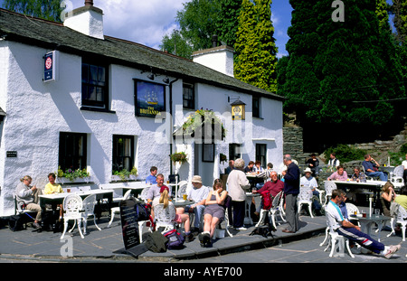 Lake District National Park. Wanderer im Britannia Inn Pub in Elterwater im Langdale, Ambleside, Cumbria, England. Stockfoto