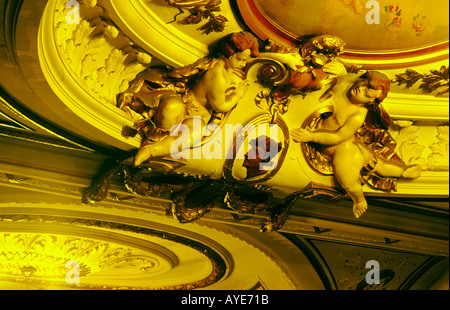 Buxton Opera House in der Spa Buxton in Derbyshire, England. Zentralen Decke Detail im Auditorium. Stockfoto