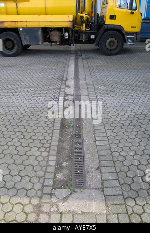 Entwässerung Pumpen Fahrzeug rittlings auf der Straße drain Rinne Stockfoto