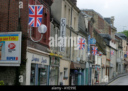 Union Jacks fliegen in einer Straße in St. Pierre Sur Tauchgänge während D Tag Diamond Jubilee Gedenkfeiern 2004 Normandie Frankreich Stockfoto