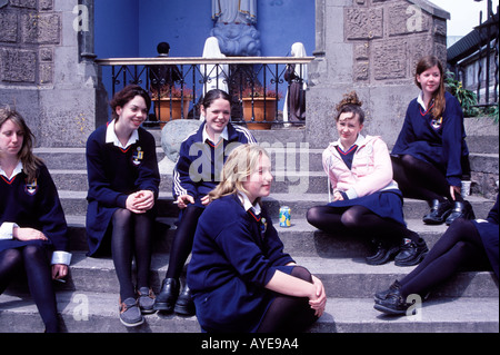 Eine Gruppe von katholischen Schülerinnen faulenzen während Aussparung Dingle Irland Stockfoto