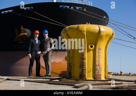 Ingenieure mit dem Schiff Stockfoto