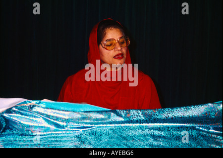 Tooting London Kalsa Zentrum Frau Lesung Guru Granth Sahib Stockfoto