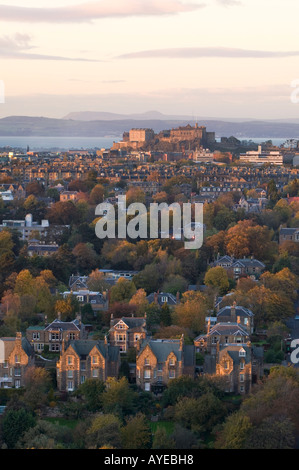 Blick über Morningside und Marchmont in Richtung Edinburgh Castle vom Blackford Hill, Edinburgh, Schottland Stockfoto