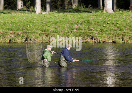 Lachs Fischer und Ghillie-Angeln im Fluss Tweed, in der Nähe von St Boswells, Scottish Borders, Schottland Stockfoto