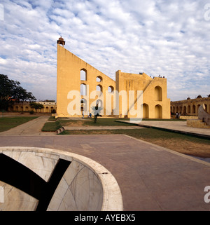 Jaipur Indien Jantar Mantar Observatorium Brihat Samrat Yantra der Welt Die größte Sonnenuhr wurde im 18. Jahrhundert von König Sawai erbaut Jai Singh I. Stockfoto