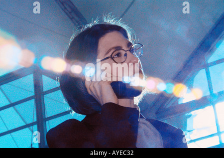 Frau am Handy am Flughafen Stockfoto