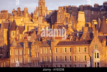 Abendlicht an den steinernen Bauten der Altstadt von Edinburgh, Schottland Stockfoto