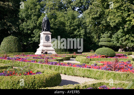 STATUE VON JOHN CRICHTON-STUART, 3. MARQUESS OF BUTE, KLOSTER GÄRTEN, CATHAYS PARK, CARDIFF, SOUTH GLAMORGAN, SÜD-WALES, GROßBRITANNIEN Stockfoto