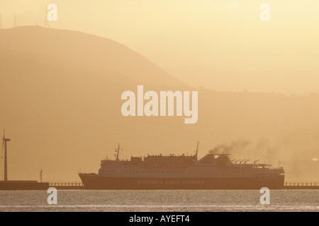 SWANSEA nach CORK Fähre Dämpfen in SWANSEA DOCKS bei Sonnenaufgang, West Glamorgan, South Wales, Großbritannien Stockfoto