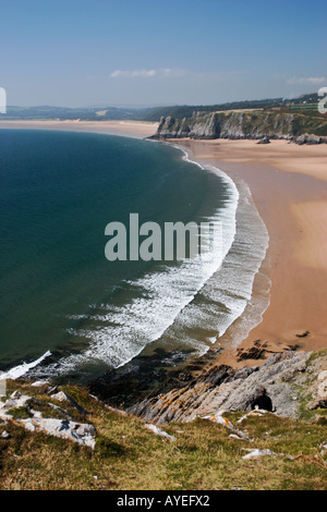 DREI KLIPPEN BUCHT GESEHEN VON PENNARD KLIPPEN, OXWICH STRAND IN ENTFERNUNG, GOWER HALBINSEL, WEST GLAMORGAN, SÜD-WALES, GROßBRITANNIEN Stockfoto