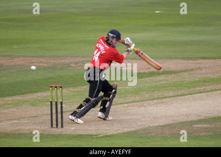 Michael Powell mit der Wimper für GLAMORGAN VERSUS HAMPSHIRE, Tages-Tag-Nacht-CRICKET, SOPHIA Gärten, CARDIFF, SÜDWALES, U.K Stockfoto