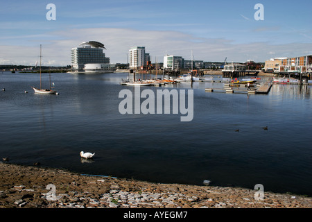 Cardiff Bay, South Glamorgan, South Wales, Großbritannien, St. Davids Hotel im Hintergrund. Stockfoto