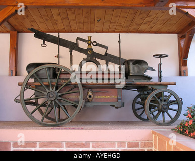 Renoviertes altes Feuerwehrauto, alte Sprinklerpumpe auf Anzeige, Dorf Riquewihr, Elsass, Frankreich, Europa Stockfoto