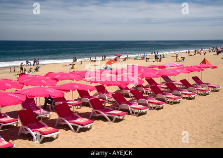 Sonnenschirme und liegen am Strand von Renaca am Pazifik in Chile Stockfoto