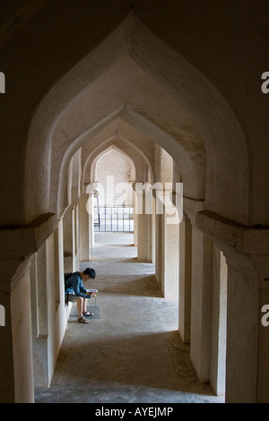 Touristischen lesen einen Reiseführer im Glockenturm im Thanjavur Royal Palace in Thanjavur Südindien Stockfoto