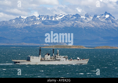 Argentinische Marine Fregatte im Beagle-Kanal in der Nähe von Ushuaia, Argentinien Stockfoto