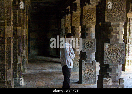 Indischen Mann innen Airavatesvara-Tempel in Darasuram Süd-Indien Stockfoto