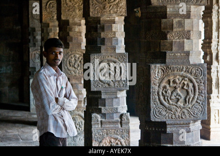 Indischen Mann innen Airavatesvara-Tempel in Darasuram Süd-Indien Stockfoto