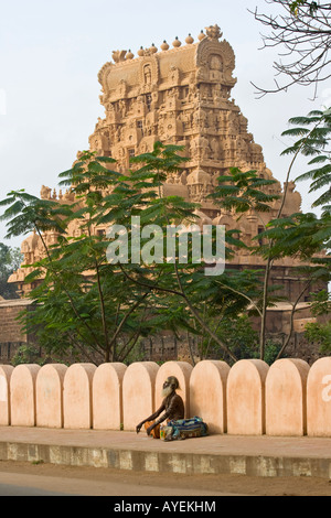 Sadhu heiligen Mann außen Brihadishwara Hindu-Tempel in Thanjavur Südindien Stockfoto