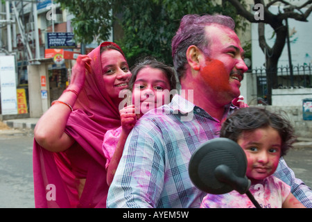 Indische Familie auf einem Motorrad feiert das Holi-Fest in Chennai in Südindien Stockfoto