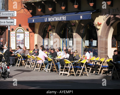 PERSONEN AUF DER TERRASSE DES LE MONTMARTRE SIDEWALK CAFE STRAßBURG ELSASS FRANKREICH Stockfoto