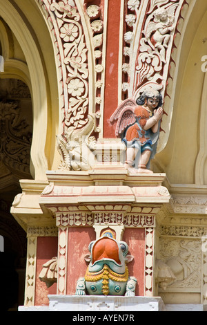 Statuen im Inneren des Tirumalai Nayak Palastes in Madurai Südindien Stockfoto