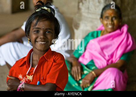 Junges Mädchen lächelnd innen Sri-Meenakshi-Hindu-Tempel in Madurai Südindien Stockfoto