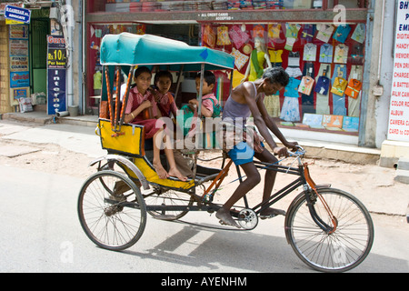 Schülerinnen und Schüler eine Fahrrad-Rikscha in Madurai Südindien zur Schule fahren Stockfoto