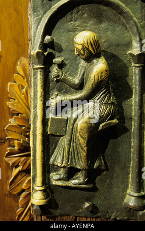 Detail der Bronze Türen Basilika San Zeno Maggiore Verona die Türverkleidungen zeigen Szenen aus dem alten und neuen Testament und das Wunder von San Zeno Stockfoto